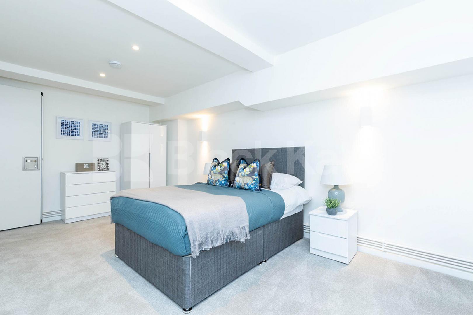 spacious 1 bedroom warehouse conversion with bi folding partition wall Tyssen Street - Springfield House, Dalston